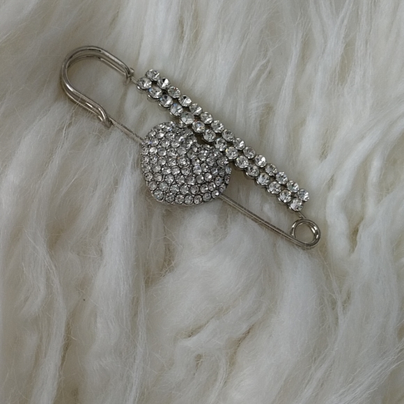 Jewelry - Beautiful Rhinestone Pin/Brooch